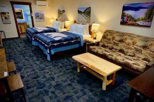 una camera d'albergo con letto e divano di Bear Mountain - Suite 8 a Grants Pass