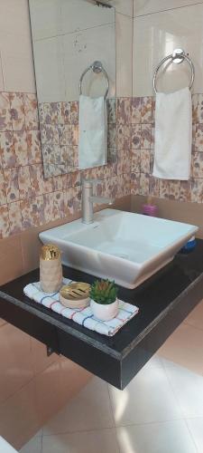 une salle de bain avec un lavabo et un miroir dans l'établissement Sami BnB - Apt 05 Makongo after Mlimani City, à Dar es Salaam
