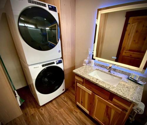una lavatrice in bagno con lavandino di Bear Mountain - Suite 8 a Grants Pass