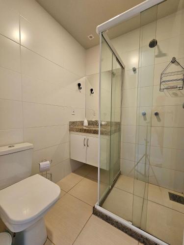 a bathroom with a shower and a toilet at AP encantador na Praia do Forte! Porto Azul (107) in Cabo Frio