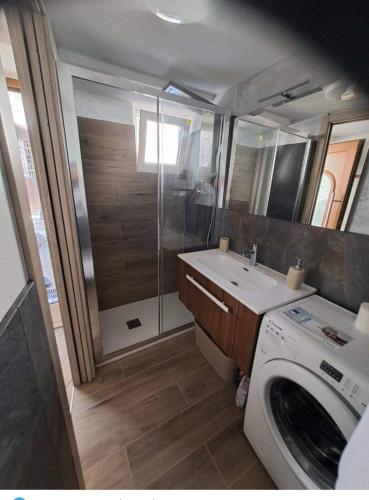 łazienka z prysznicem i pralką w obiekcie Casa Jasmina w mieście Mezzano