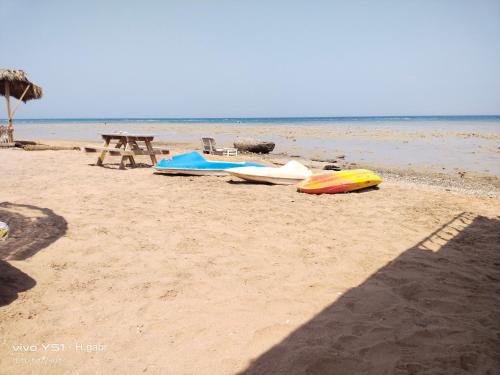 a beach with a picnic table and boats on it at فللبررر in Nuweiba