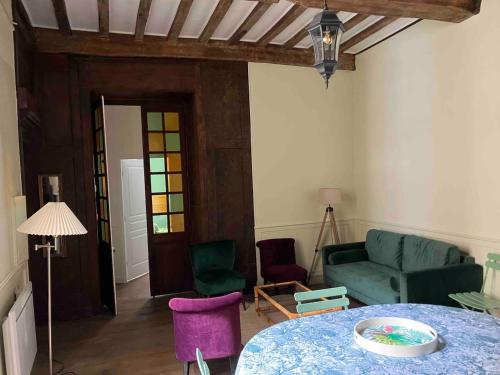 a living room with a table and a couch at Appartement Intra-Muros - 2 chambres in Saint Malo