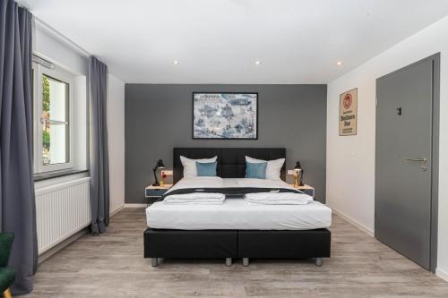 Una cama o camas en una habitación de Hotel Das Q Spaichingen