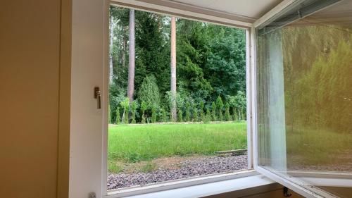 een raam in een kamer met uitzicht op een tuin bij Ringarstigen 29 in Gävle
