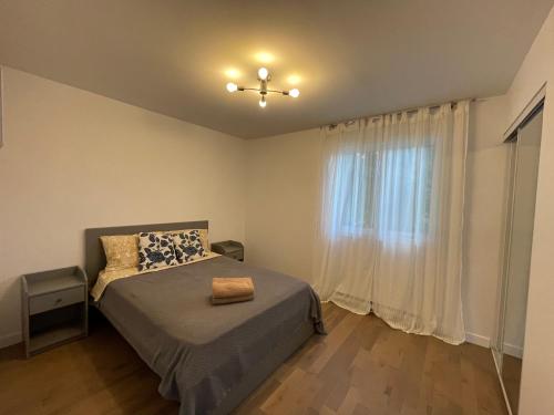 - une chambre avec un lit et une fenêtre dans l'établissement Beautiful Renovated House Laval, à Laval