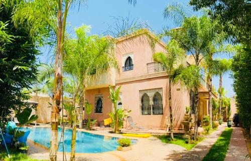 馬拉喀什的住宿－Villa Aïcha，一座带游泳池和树木的房子