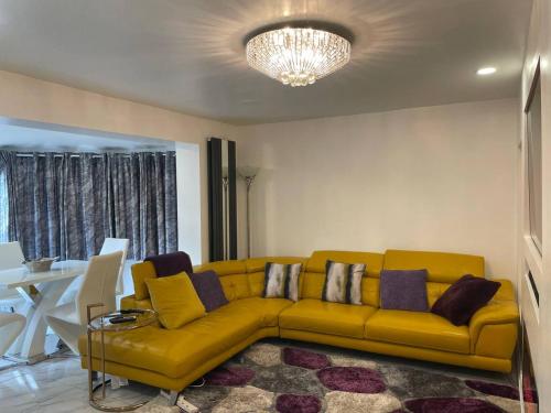 Posezení v ubytování Luxurious 2 bed home in Basildon
