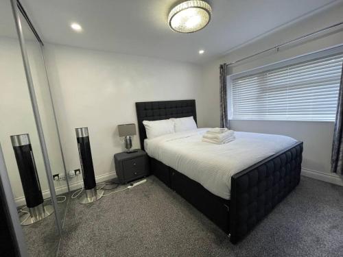 Postel nebo postele na pokoji v ubytování Luxurious 2 bed home in Basildon