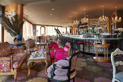 uma sala cheia de móveis e um bar com balcão em Museum Apartment Hotel, Independent Collection by EVT em Wellington
