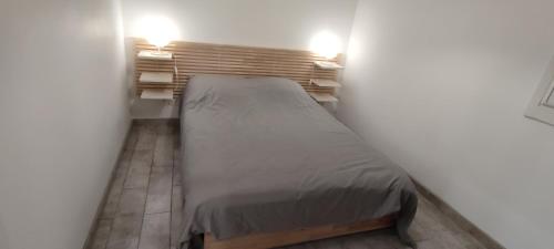 a small bedroom with a bed in a room at Le Pavillon Les BUISSONNETS in Salon-de-Provence