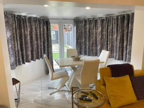 Ruang duduk di Luxurious 2 bed home in Basildon