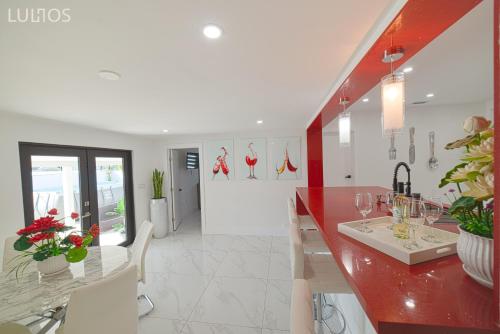 una cucina con bancone e bicchieri da vino di Modern 6 bedroom home with Pool and BBQ in Miami L34 a Miami