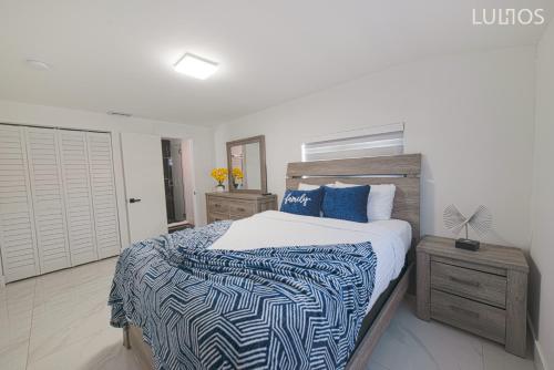 En eller flere senge i et værelse på Modern 6 bedroom home with Pool and BBQ in Miami L34