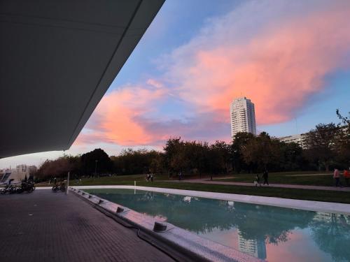 widok na basen w parku z pochmurnym niebem w obiekcie City of Arts & Sciences Rooms & Suites at Bruno Valencia Apartments - Oceanografic - Ciudad de las Artes y las Ciencias w Walencji