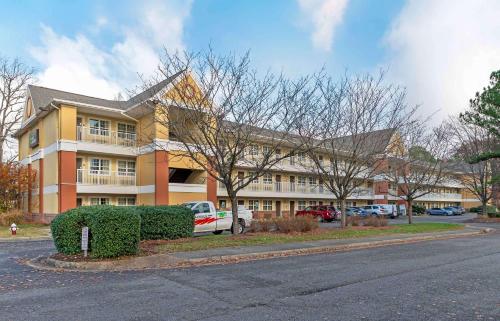 a large building with cars parked in front of it at Extended Stay America Select Suites - Newport News - Oyster Point in Newport News