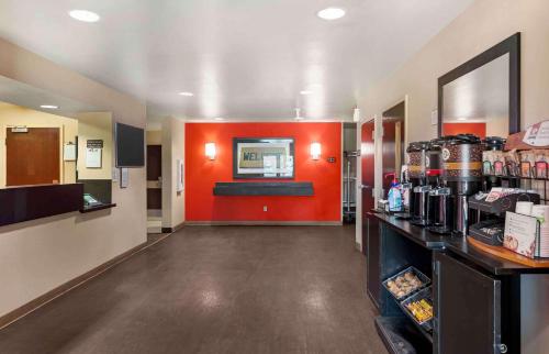 長灘的住宿－美國延住酒店（洛杉磯長灘機場店），一间设有红色墙壁的快餐餐厅的大堂