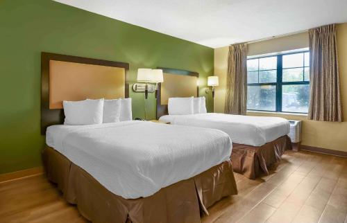 Ένα ή περισσότερα κρεβάτια σε δωμάτιο στο Sonesta Simply Suites Lansing