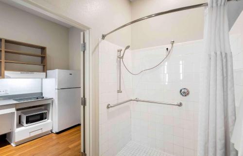 ein Bad mit einer Dusche und einem Kühlschrank in der Unterkunft Extended Stay America Premier Suites - Nashville - Vanderbilt in Nashville