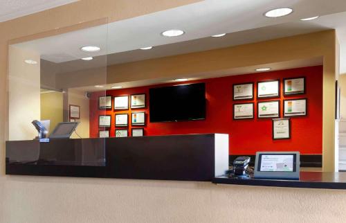 Телевизор и/или развлекательный центр в Extended Stay America Select Suites - Madison - Old Sauk Rd