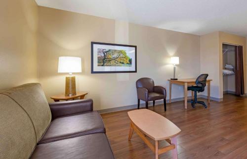 Гостиная зона в Extended Stay America Select Suites - Madison - Old Sauk Rd