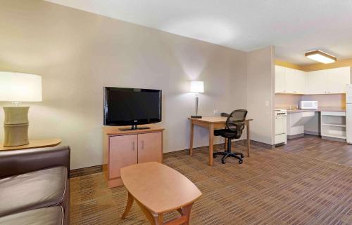 Телевизор и/или развлекательный центр в Extended Stay America Select Suites - Madison - Old Sauk Rd