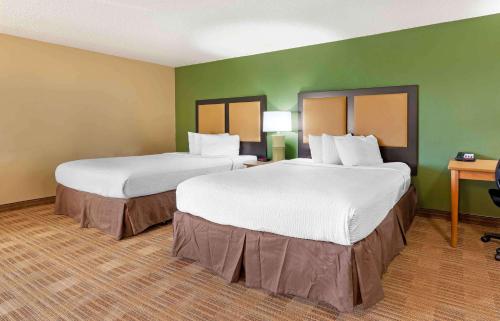 Кровать или кровати в номере Extended Stay America Select Suites - Madison - Old Sauk Rd