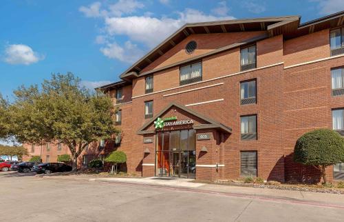 a brick building with a store in front of it at Extended Stay America Select Suites - Dallas - Las Colinas - Meadow Creek Dr in Irving