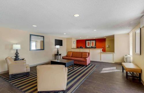 a living room with a couch and chairs and a kitchen at Extended Stay America Select Suites - Dallas - Las Colinas - Meadow Creek Dr in Irving
