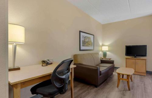 a living room with a couch and a chair at Extended Stay America Select Suites - Dallas - Las Colinas - Meadow Creek Dr in Irving