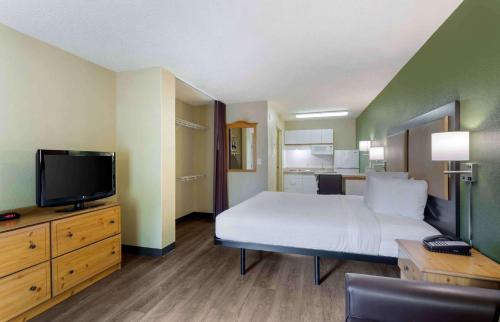 a bedroom with a bed and a flat screen tv at Extended Stay America Suites - Nashville - Franklin - Cool Springs in Franklin