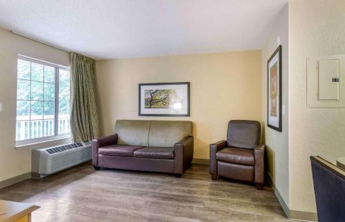a waiting room with a couch and two chairs at Extended Stay America Suites - Nashville - Franklin - Cool Springs in Franklin