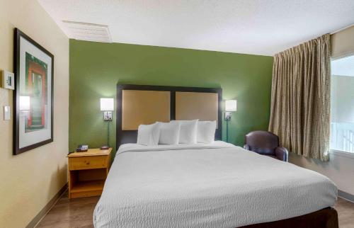 a bedroom with a large bed and a green wall at Extended Stay America Suites - Nashville - Franklin - Cool Springs in Franklin