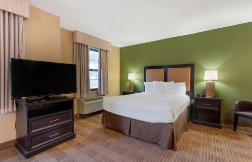 Un pat sau paturi într-o cameră la Extended Stay America Suites - Oakland - Alameda Airport