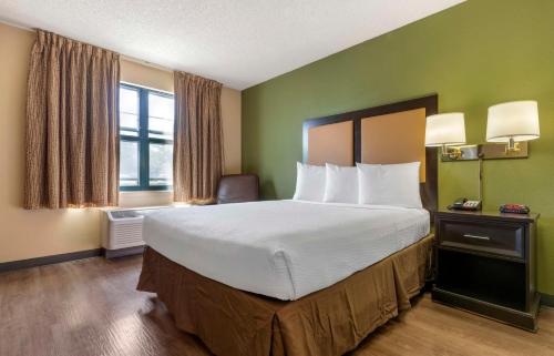Habitación de hotel con cama grande y ventana en Extended Stay America Suites - Stockton - Tracy, en Tracy