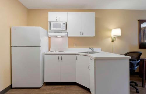 Cucina o angolo cottura di Extended Stay America Suites - Stockton - Tracy