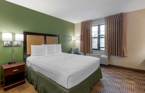 Extended Stay America Suites - Fremont - Warm Springs في Warm Springs District: غرفة فندقية بسرير كبير ونافذة