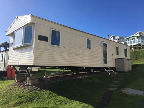 a mobile home on a trailer in a yard at Devon Cliffs Exmouth Sandy Bay 3 bedrooms in Exmouth