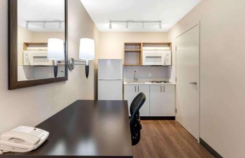 a kitchen with a desk and a phone in a room at Extended Stay America Suites - San Jose - Milpitas - McCarthy Ranch in Milpitas