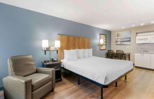 um quarto de hotel com uma cama e uma cadeira em Extended Stay America Suites - San Jose - Milpitas - McCarthy Ranch em Milpitas