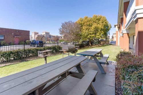 a picnic table and benches in a park at Extended Stay America Suites - San Jose - Milpitas - McCarthy Ranch in Milpitas