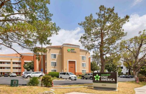 ein Hotel mit einem Schild vor einem Gebäude in der Unterkunft Extended Stay America Suites - Orange County - Brea in Brea