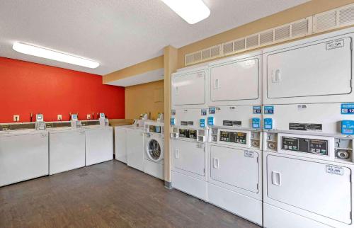 布雷亞的住宿－美國長住酒店- 奧蘭治縣- 布雷亞，洗衣房配有大量的洗衣机和烘干机