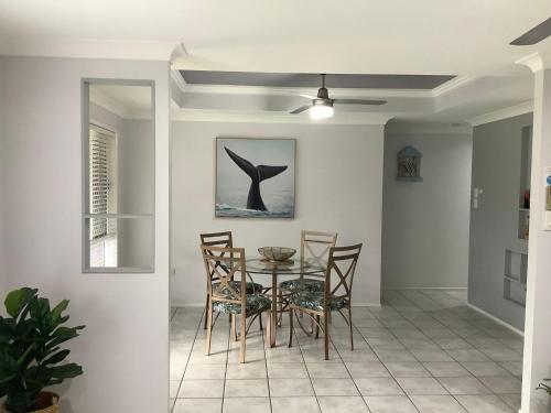 - une salle à manger avec une table et des chaises dans l'établissement Torquay Beach Holiday Home, à Torquay