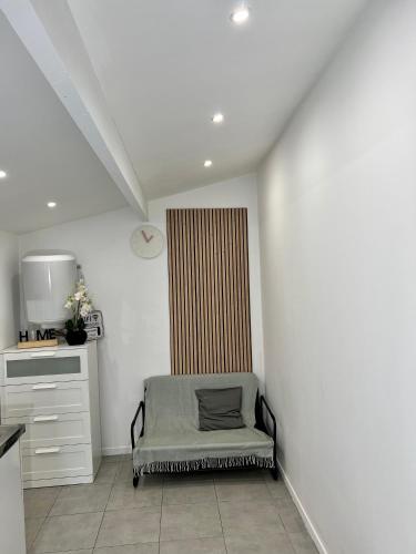 une chambre avec un banc dans le coin cuisine dans l'établissement Appartement 