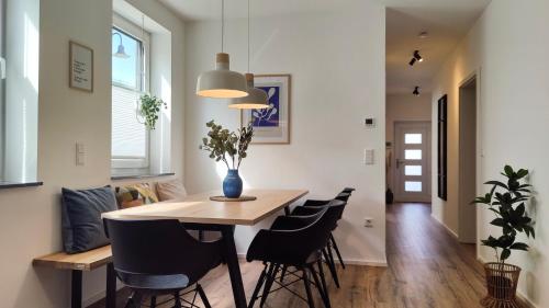 a dining room with a table and chairs at Hygge Home - mit Garten und Stellplatz für Feriengäste-, Monteure / Netflix / 10 min. zur Sinsheim Therme und zur Autobahn in Sinsheim