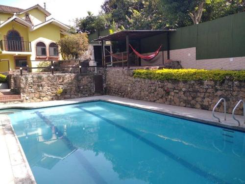 uma piscina em frente a uma casa em Finca de Recreo en Guaduas em Guaduas