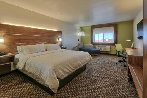 Pokój hotelowy z dużym łóżkiem i biurkiem w obiekcie Holiday Inn Express Santa Rosa, an IHG Hotel w mieście Santa Rosa