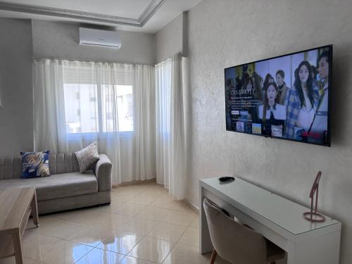 Uma TV ou centro de entretenimento em Studio Relax à Malabata Tanger