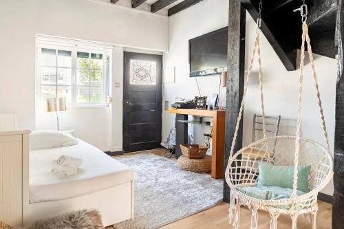 een slaapkamer met een schommelbed en een tv bij Cozy Haven Retreat in Lissabon